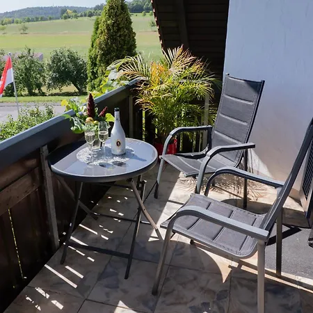 Séjour chez l'habitant Mit Gemeinschaftsbad - Zur Fliegerbank In Der Rhoen